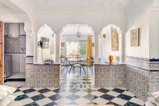 City Center Apt With a Stunning Beach View & WiFi - 5