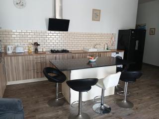 Spacious 3 Bedroom Apt Near the Sea - 4