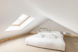 New! Charming Split-Level Studio in Wimbledon - 5