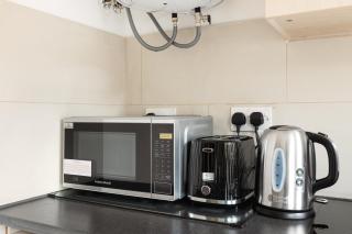 New! Charming Split-Level Studio in Wimbledon - 2