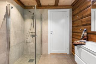 Scenic Lake Cabin, 30 Mins from Airport - 2