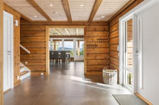 Scenic Lake Cabin, 30 Mins from Airport - 1