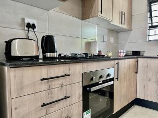 Midrand 2-Bedroom Oasis in Glen Austin - 2