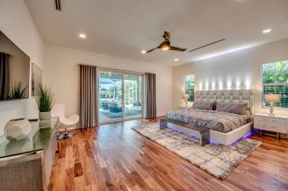 CoralVilla Pure Elegance - prime boat location, pool, hot tub, outdoor kitchen - 0