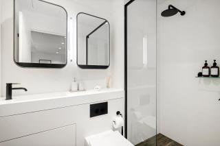 Skyline Melbourne City Retreat with Pool Gym and Sauna - 1