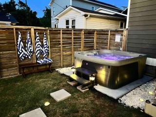 Speakeasy Game Room, Hot Tub, Fire Pit, King Bed - Close to Downtown - 8