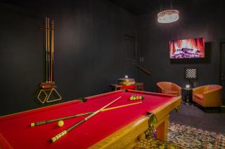 Speakeasy Game Room, Hot Tub, Fire Pit, King Bed - Close to Downtown - 3