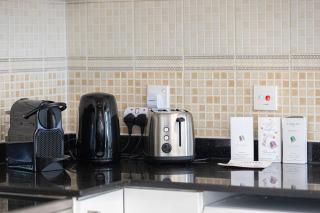 Luxury Marina Views Near Mall & Beach, with Gym, Swimming Pool & Car Park - 3
