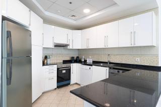 Luxury Marina Views Near Mall & Beach, with Gym, Swimming Pool & Car Park - 4