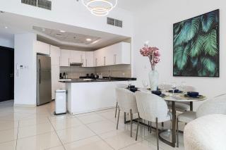 Luxury Marina Views Near Mall & Beach, with Gym, Swimming Pool & Car Park - 1