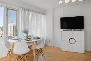 Luxury High-Rise Suite on the 27th Floor Near Eaton Centre - 3