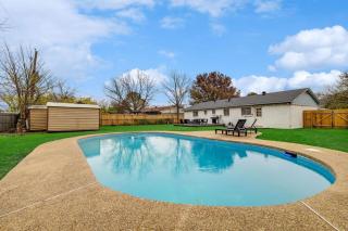 Upscale 3BR 2BA Cozy Holiday Home with Pool & Grill - 7