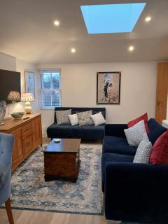 Luxury 1 bed apartment close to Airport and Exhibition centre ideal for short long term stays very cosy nicely furnished for comfort with all mod cons FreeParking on site Free WIFI - 8