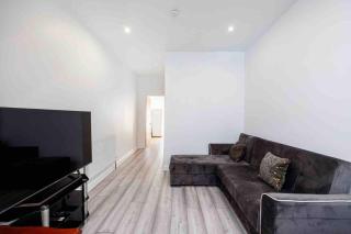 Shortlet Express, 4 bedroom, 2 baths House in East Ham East London - 8