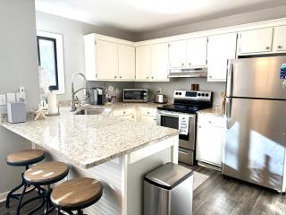 Boutique Coastal Retreat - 9