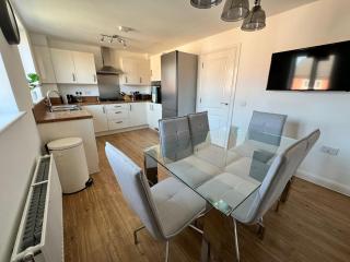 Family Home with Parking, Large Garden & Balcony - 5