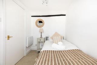 Historic 2 Bed in Central Warwick - Pass the Keys - 3