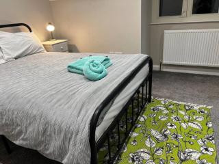 Elegant Central Thetford Home I Up to 9 Guests I Free Parking - 1