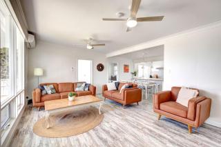 The Lazy Palm Beach Shack - Retro-Coastal Charm - 6