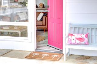 The Lazy Palm Beach Shack - Retro-Coastal Charm - 5