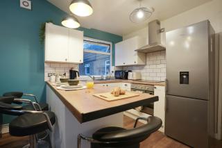 Five Bedroom House by Brookland Stays Serviced Accommodation & Short Lets in Sheffield with Free WiFi - 4