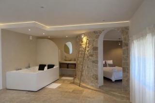 Villa Marthe & Cocon, maison avec piscine et appartement avec balnéo, clim et vue sur le village d'Aups - 1