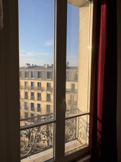 Sunny Apartment with Seine View - 3