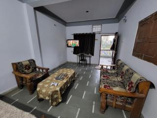 1 bhk Home stay at 1st floor with front public garden view near lake - 0