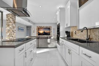 The Miami Villa, Private Pool with Pool Table - 2