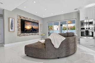 The Miami Villa, Private Pool with Pool Table - 5