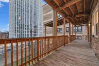 Stay in Wrigley Close to the Field Lake & Food - 6