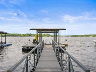 Sunset Cottage Privaate Dock on Tims Ford Sleeps 12 - 0
