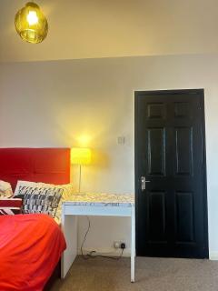 Spacious 3-Bedroom House with Fast Wi-Fi & Free Parking - 6