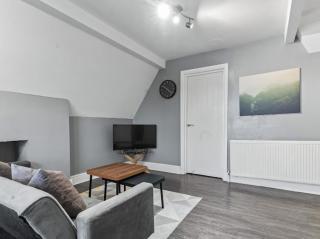 2 - Bed Haven with Free Parking - 8