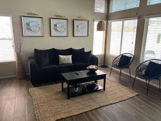 Major Oasis 3 bd, 2 bathPool Jacuzzi Fun mural! - 3