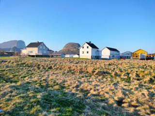 House on beautiful Værøy, mountains and sea outside the window - 4