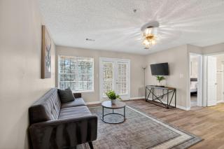 Bright Stockbridge condo with full kitchen - 6