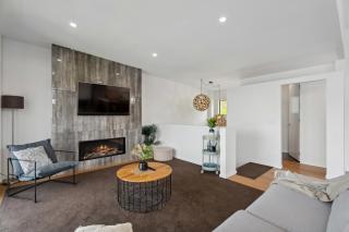 Lake view Luxury Home - Near Town & Airport - 9