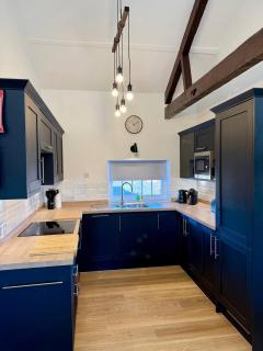 Boutique Penthouse Stay in Gloucester with Free Parking - 3