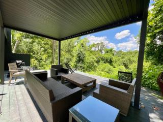 Retro Meets Wild on Buffalo Bayou with 60's Elegance - 9