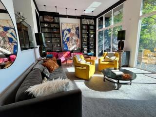 Retro Meets Wild on Buffalo Bayou with 60's Elegance - 3