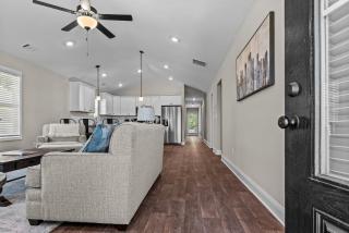 The 54th Cottage Close to Commerce Shopping home - 3