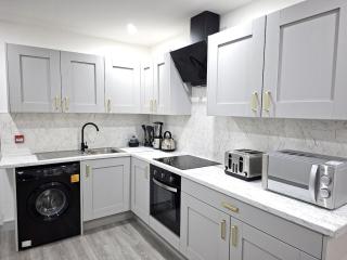 New & Beautiful Cosy & Spacious One Bedroom House - 3