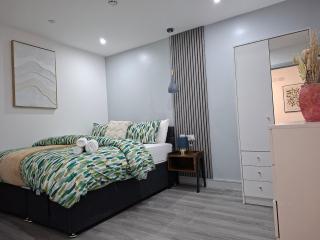 New & Beautiful Cosy & Spacious One Bedroom House - 1