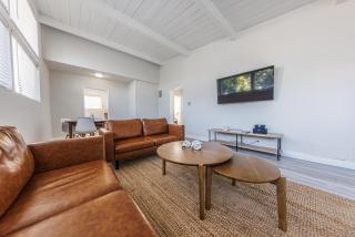 Spacious 2-Bedroom Duplex in Beverly Hills Residential Area - 3