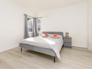 Cozy 2BR 1BA Retreat in Vibrant Vancouver - 5