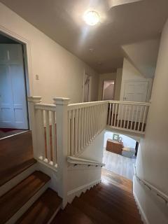 Vancouver Budget Rooms Near Beach & Transit - Fast WiFi & Free Parking - 8