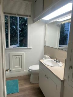 Vancouver Airport & UBC Private Rooms - Free Parking, Fast Wifi - 6