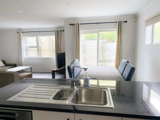 Churton Park Hideaway - 2