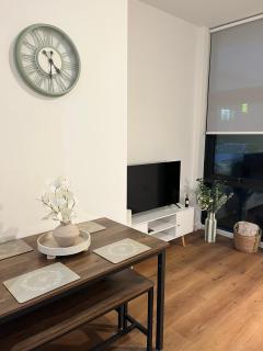 2-Bed Staines Stay - Heathrow & London Access - Parking - 3